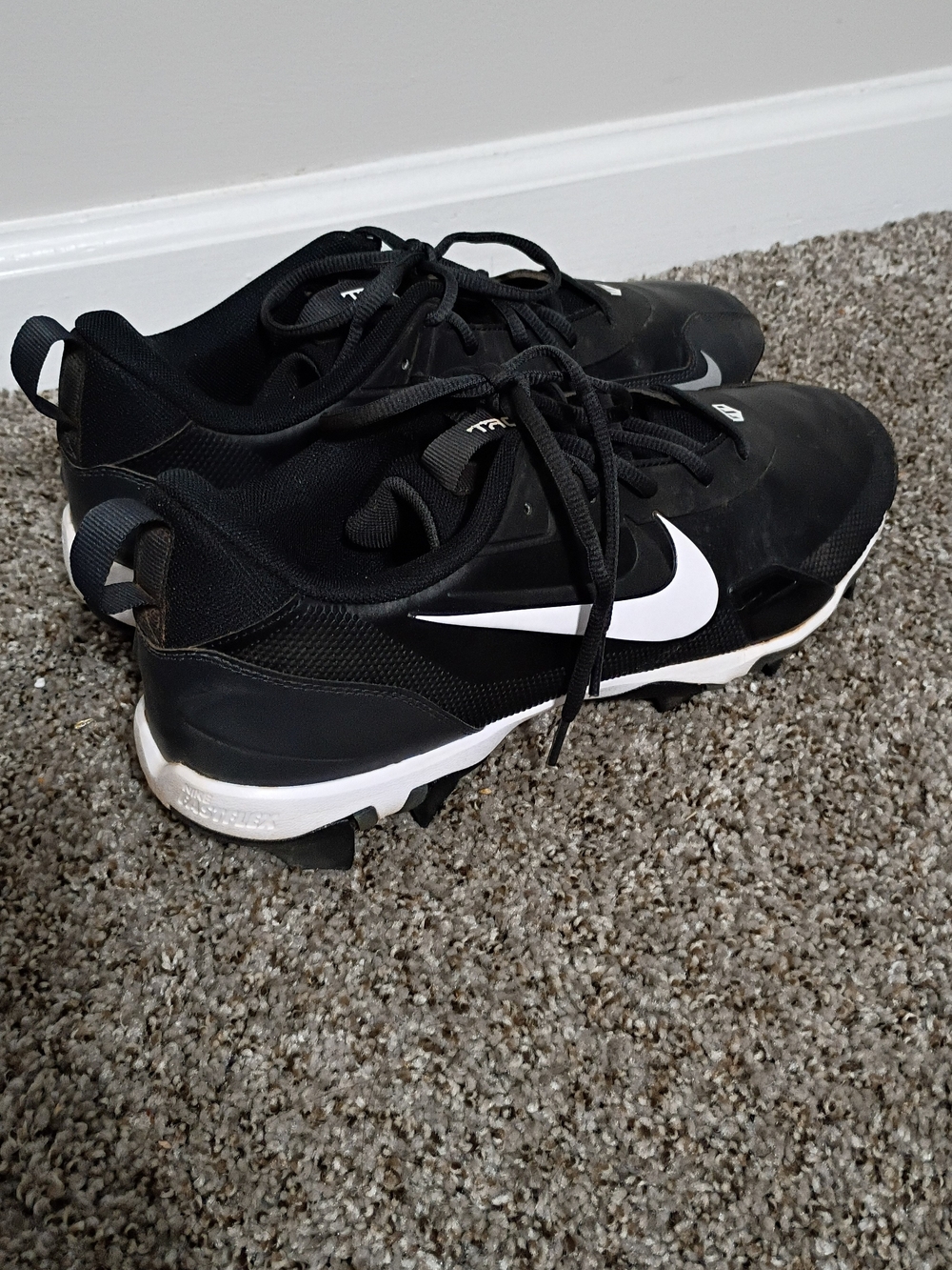 Nike Men's' Black & White Athletic Cleats